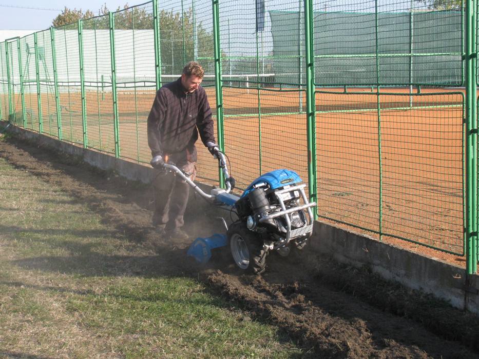2015 - Jiří Koláček s kultivátorem připravuje půdu.